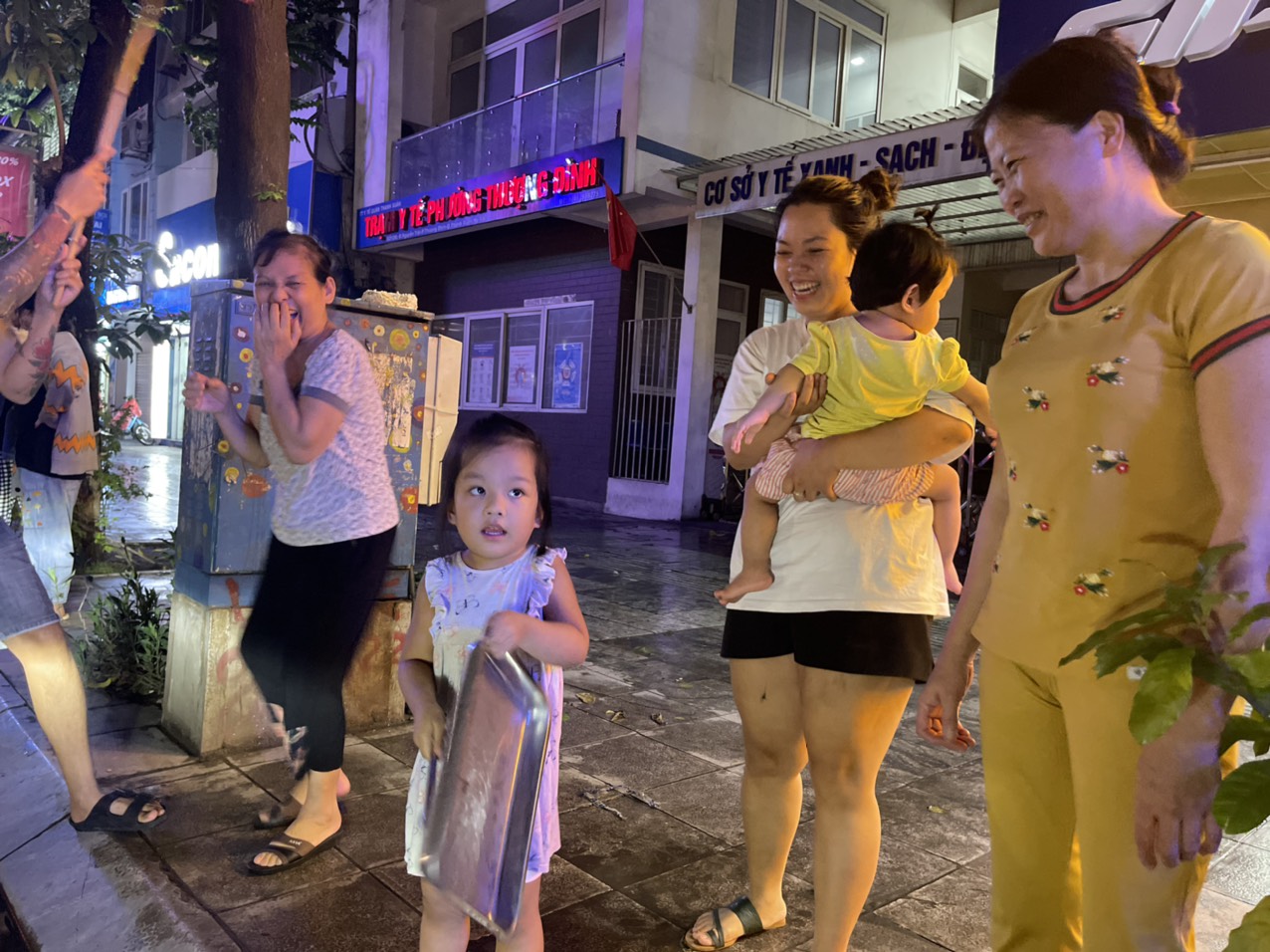 Hàng vạn CĐV xuống đường, &quot;đi bão&quot; chúc mừng U23 Việt Nam - Ảnh 6.