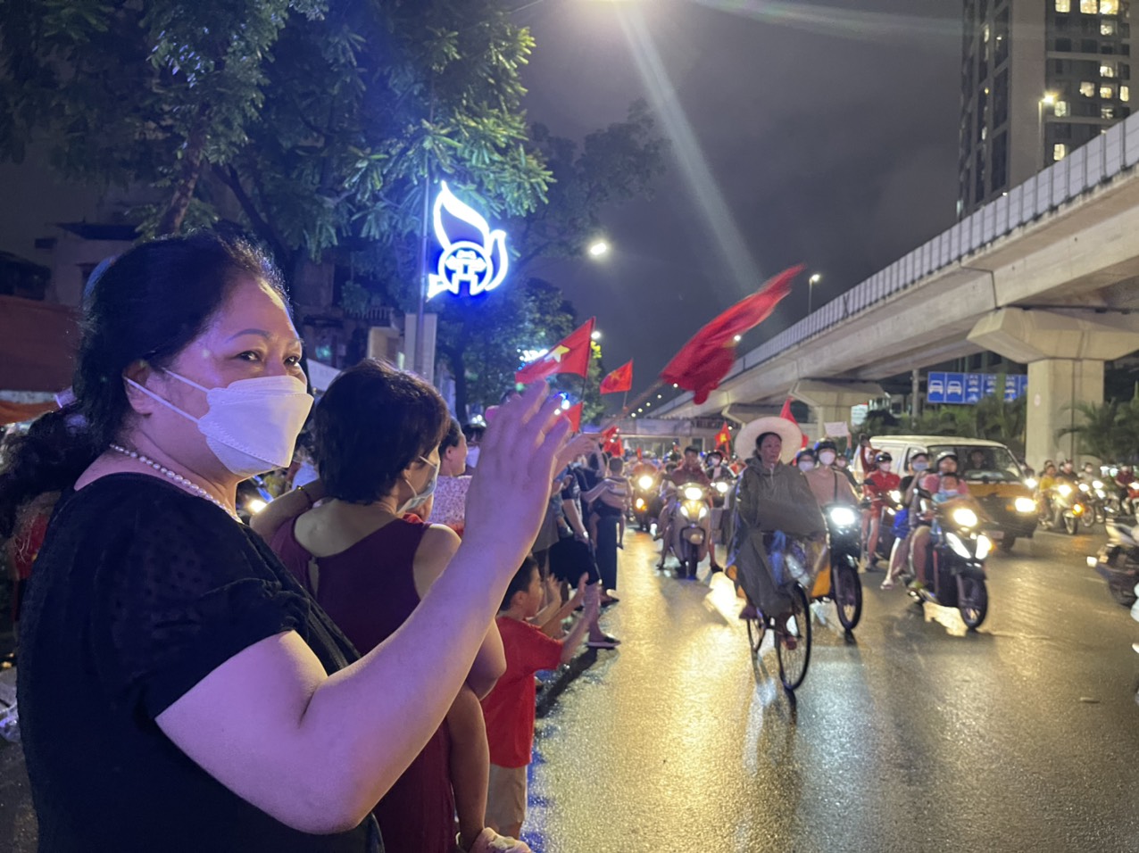 Hàng vạn CĐV xuống đường, &quot;đi bão&quot; chúc mừng U23 Việt Nam - Ảnh 7.