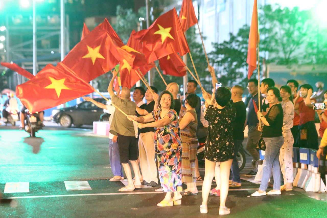 Hàng vạn CĐV xuống đường, &quot;đi bão&quot; chúc mừng U23 Việt Nam - Ảnh 9.