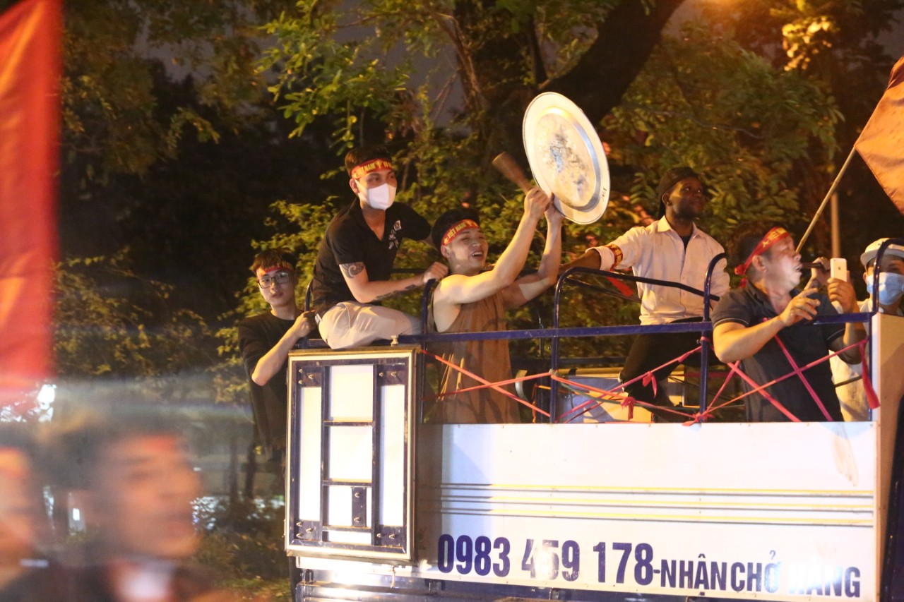 Hàng vạn CĐV xuống đường, &quot;đi bão&quot; chúc mừng U23 Việt Nam - Ảnh 10.