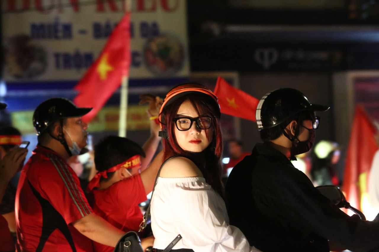 Dàn gái xinh &quot;đi bão&quot;, &quot;quẩy&quot; xuyên đêm chúc mừng U23 Việt Nam - Ảnh 5.