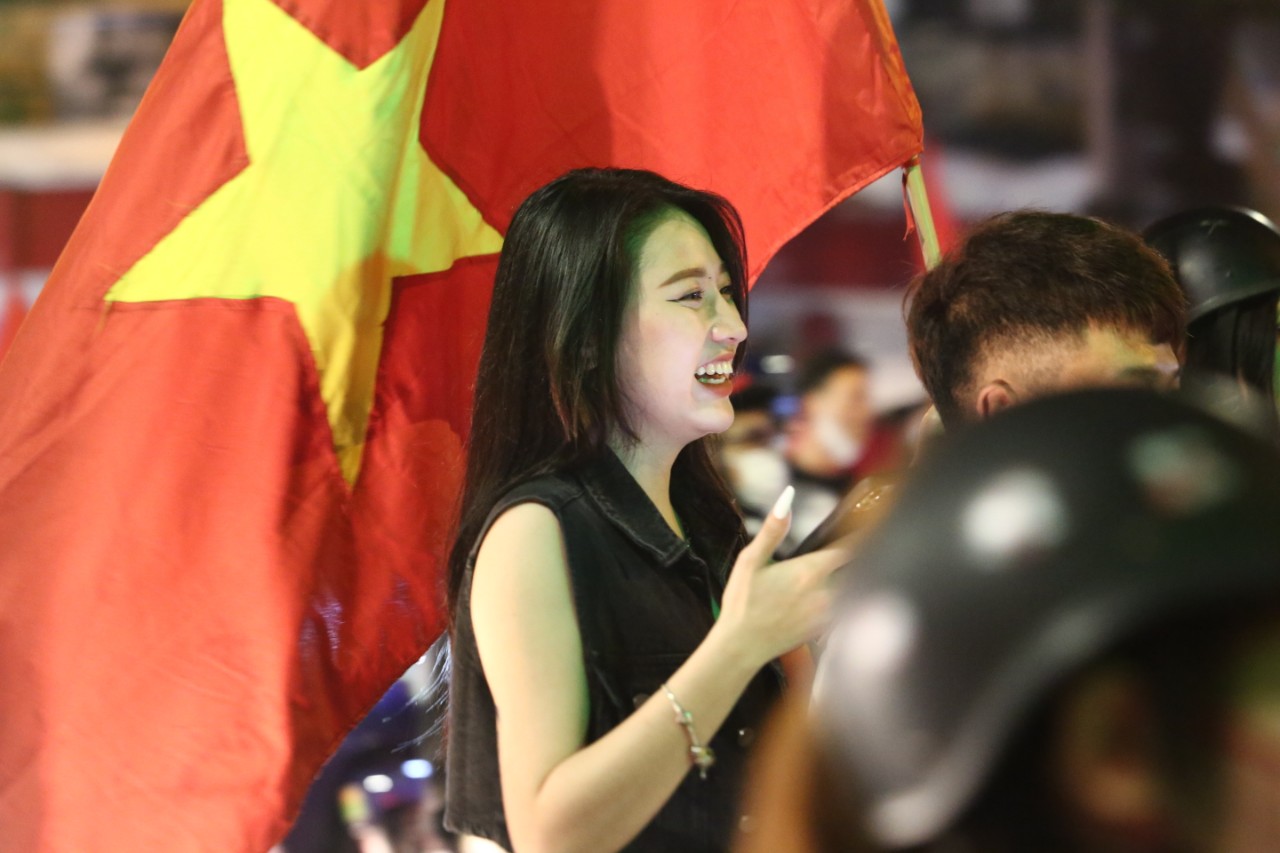 Dàn gái xinh &quot;đi bão&quot;, &quot;quẩy&quot; xuyên đêm chúc mừng U23 Việt Nam - Ảnh 6.