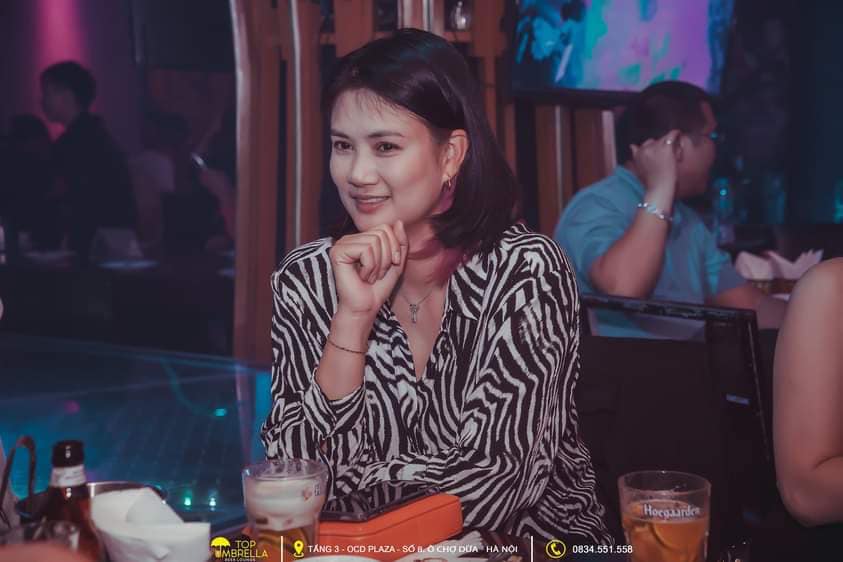 Hoa khôi bóng chuyền Kim Huệ tuyển &quot;gấu 37 độ&quot; đi xem U23 Việt Nam - Ảnh 6.