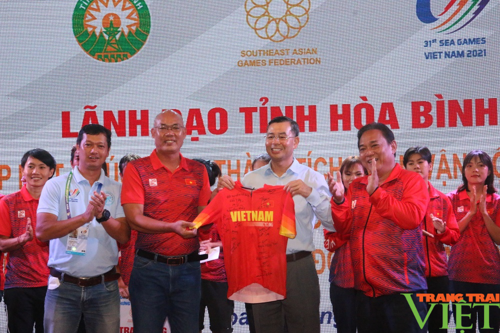 Hoà Bình: Gặp mặt, chúc mừng Đoàn VĐV đội tuyển đua xe đạp Quốc gia Việt Nam thi đấu SEA Games 31 - Ảnh 3. Hoà Bình: Gặp mặt, chúc mừng Đoàn VĐV đội tuyển đua xe đạp Quốc gia Việt Nam thi đấu SEA Games 31 - Ảnh 3.