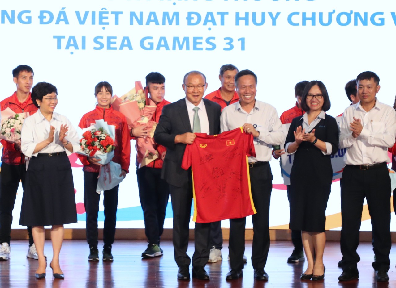 Tập đoàn VNPT thưởng “nóng” 2 tỷ đồng cho U23 và đội tuyển nữ Việt Nam - Ảnh 7.