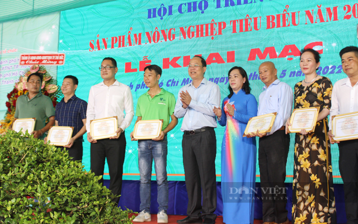 Lãnh đạo Thành ủy TP.HCM trao giấy chứng nhận cho các tổ chức, cá nhân đã tích cực có công đóng góp cho Hội chợ, triển lãm sản phẩm nông nghiệp tiêu biểu TP.HCM. Ảnh: Nguyên Vỹ