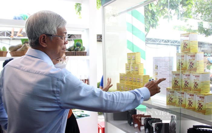 Ông Võ Văn Hoan - Phó chủ tịch UBND TP.HCM tham quan gian hàng mỹ nghệ da cá sấu của TP.Thủ Đức. Ảnh: Nguyên Vỹ