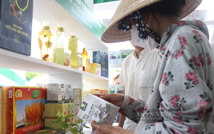 Người dân đến tham quan mua sắm hàng hóa tại Hội chợ, triển lãm sản phẩm nông nghiệp tiêu biểu TP.HCM năm 2022. Ảnh: Nguyên Vỹ