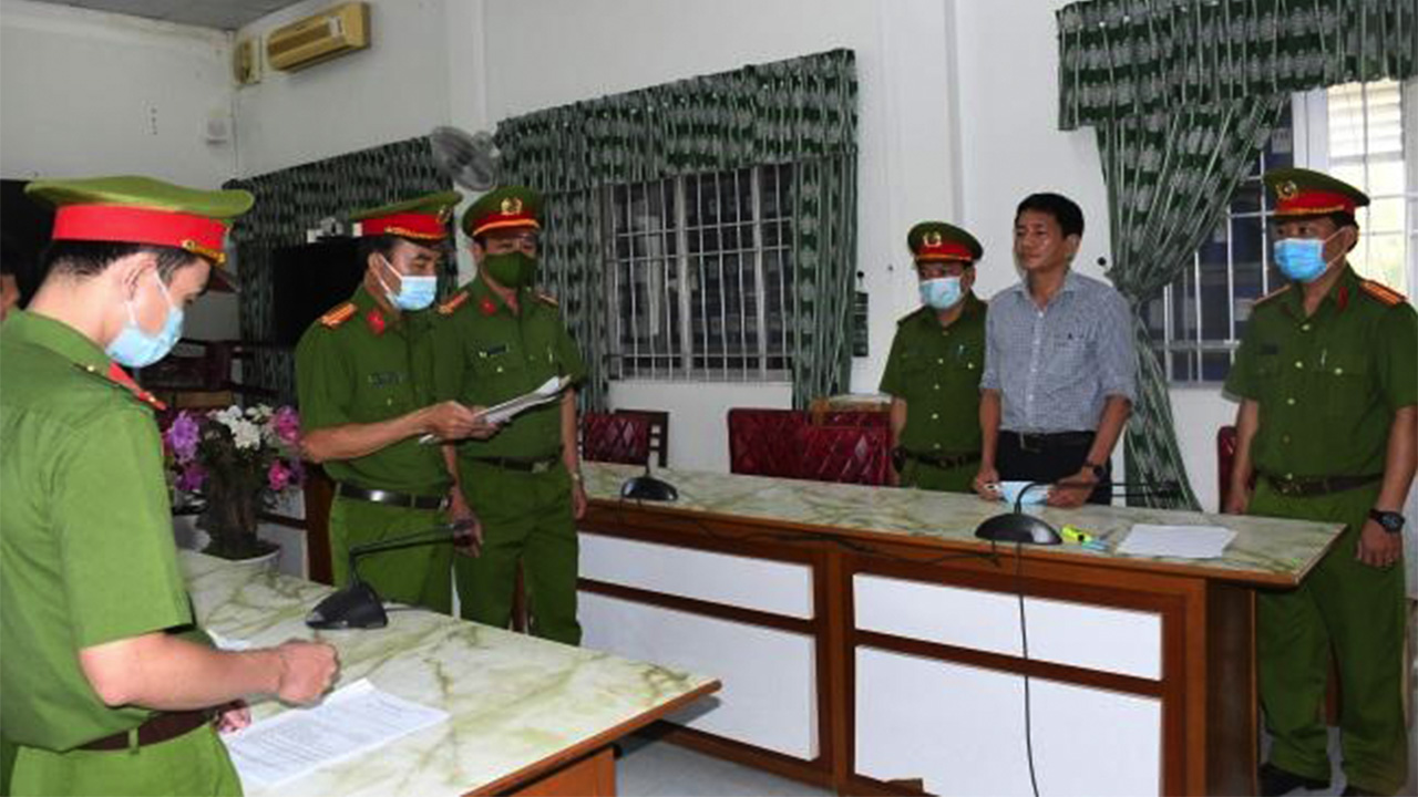 Bắt Phó giám đốc Sở Y tế tỉnh Trà Vinh - Ảnh 1.