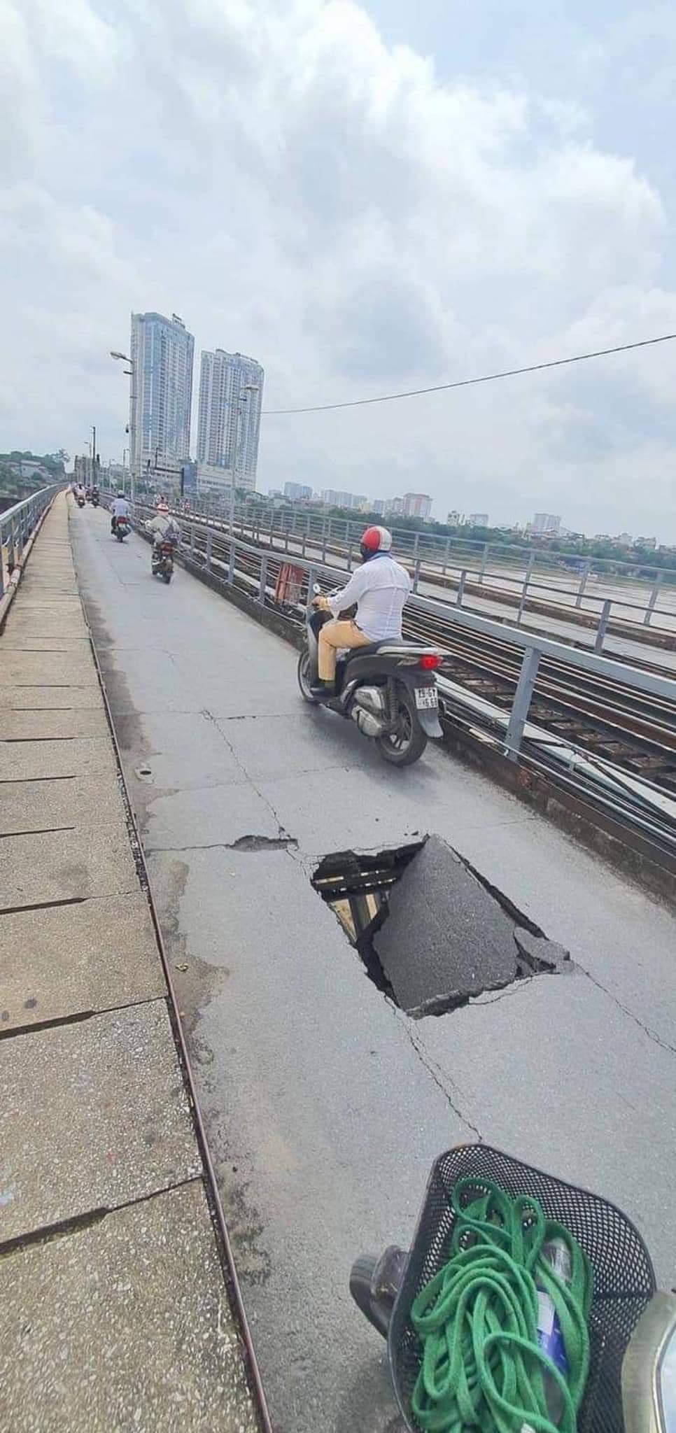 Mặt cầu Long Biên bị thủng là &quot;sự cố hy hữu&quot;  - Ảnh 1.