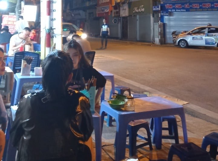 Xác minh vụ hai du khách người Nga bị &quot;cướp&quot; ở quận Hoàn Kiếm - Ảnh 1.