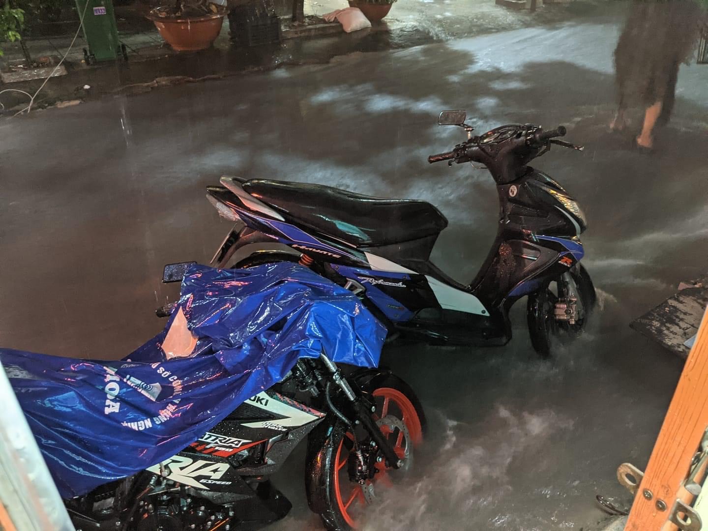 Đồng Nai: Thành phố triệu dân, mưa là ngập, một phần do người dân xả rác lấp miệng cống - Ảnh 3.