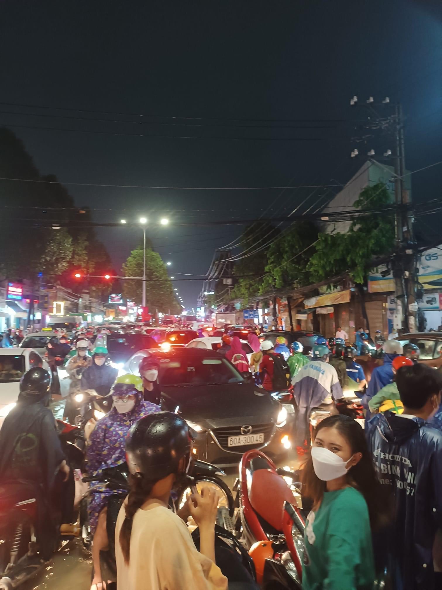 Đồng Nai: Thành phố triệu dân, mưa là ngập, một phần do người dân xả rác lấp miệng cống - Ảnh 1.