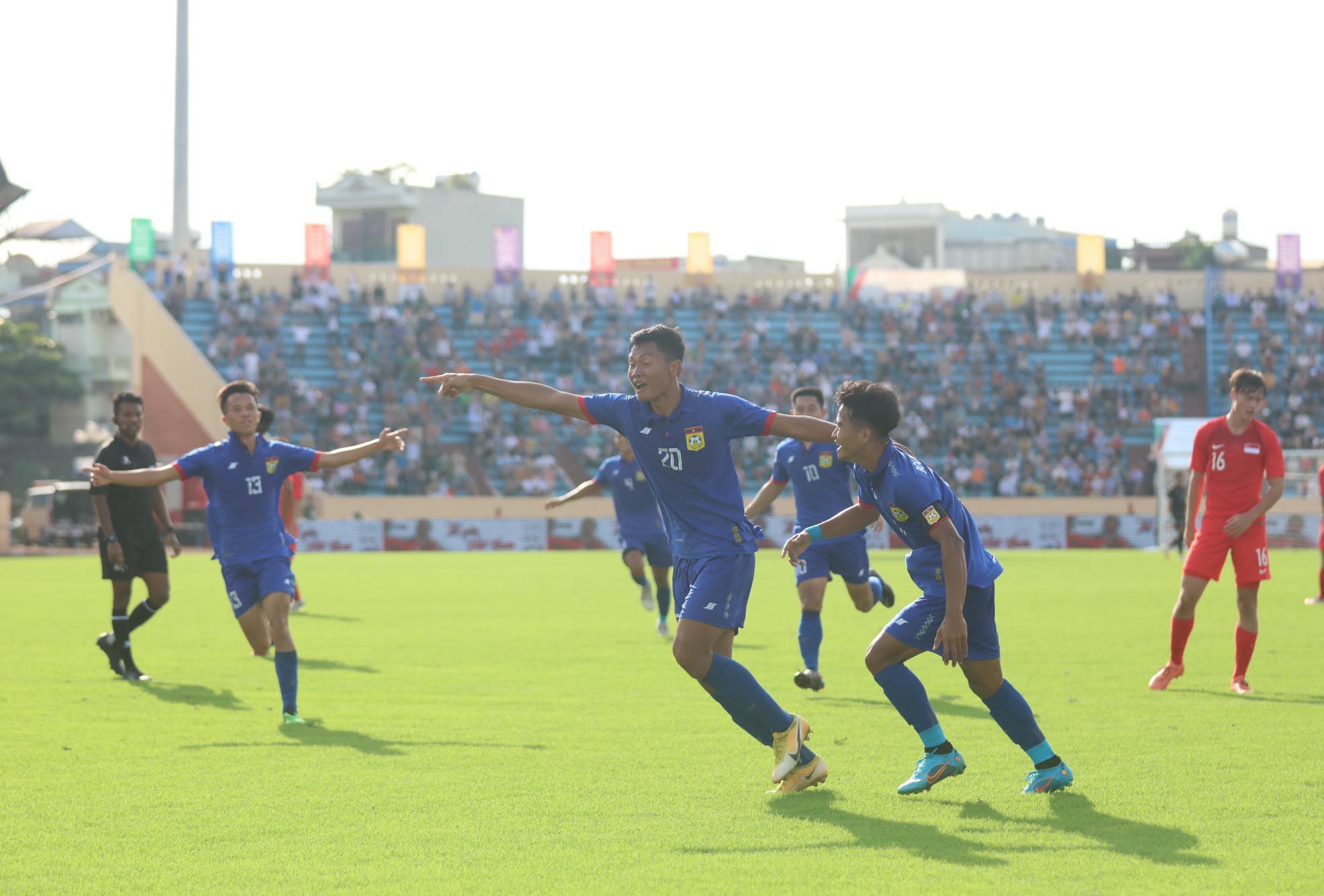 U23 Lào hạ U23 Singapore 2-1 ở trận mở màn SEA Games 31 - Ảnh 1.