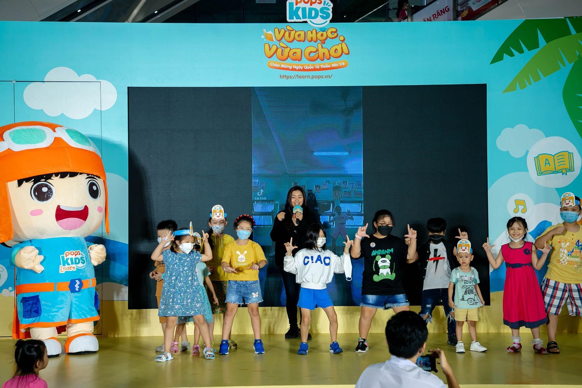 Trẻ vui “quên đường về” với đội quân Pikachu, mèo ú Doraemon dịp 1/6 - Ảnh 12. Trẻ vui “quên đường về” với đội quân Pikachu, mèo ú Doraemon dịp 1/6 - Ảnh 12.