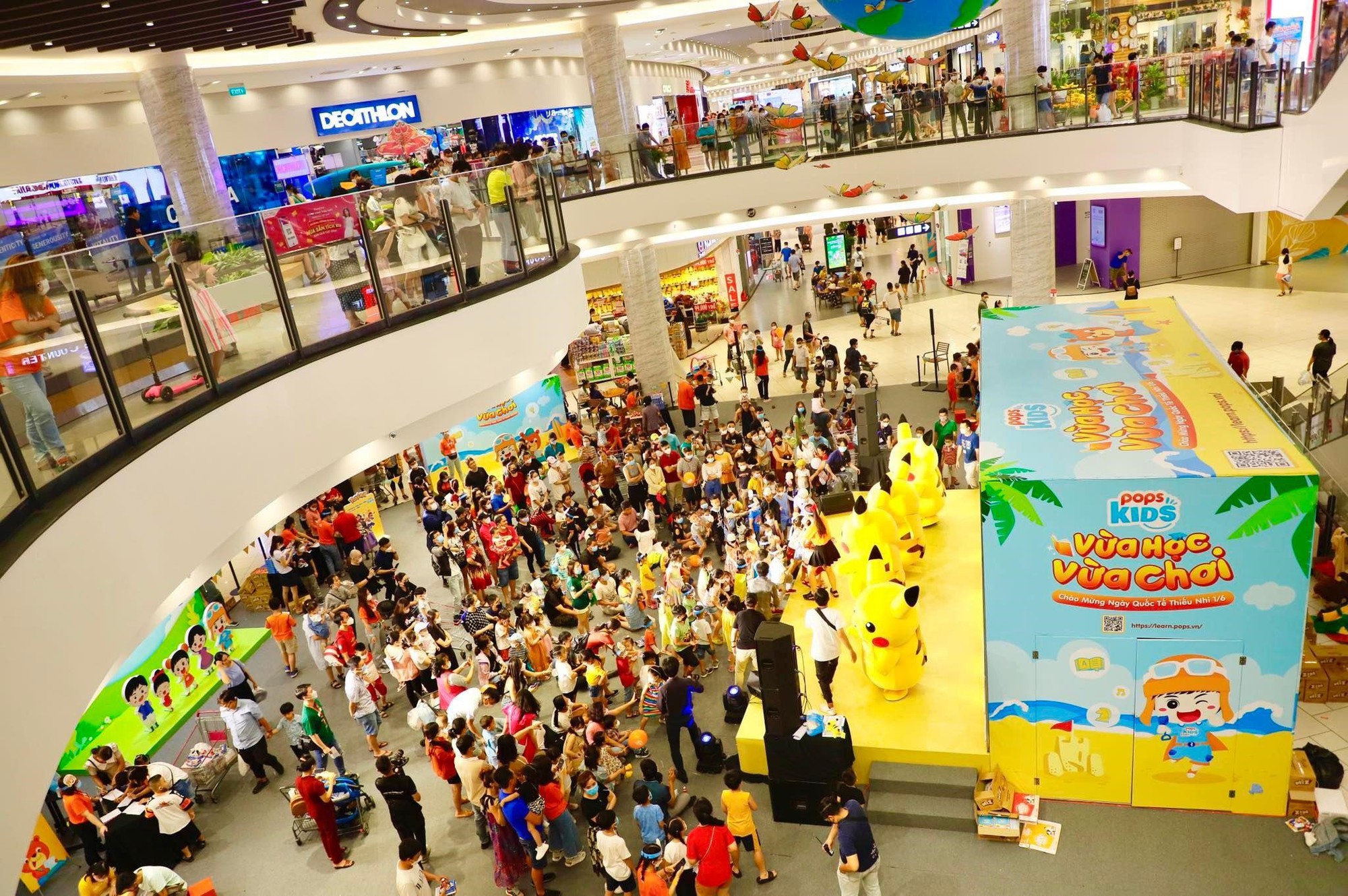 Trẻ vui “quên đường về” với đội quân Pikachu, mèo ú Doraemon dịp 1/6 - Ảnh 14. Trẻ vui “quên đường về” với đội quân Pikachu, mèo ú Doraemon dịp 1/6 - Ảnh 14.
