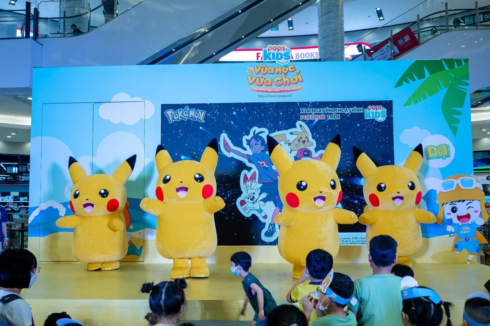 Trẻ vui “quên đường về” với đội quân Pikachu, mèo ú Doraemon dịp 1/6 - Ảnh 2. Trẻ vui “quên đường về” với đội quân Pikachu, mèo ú Doraemon dịp 1/6 - Ảnh 2.