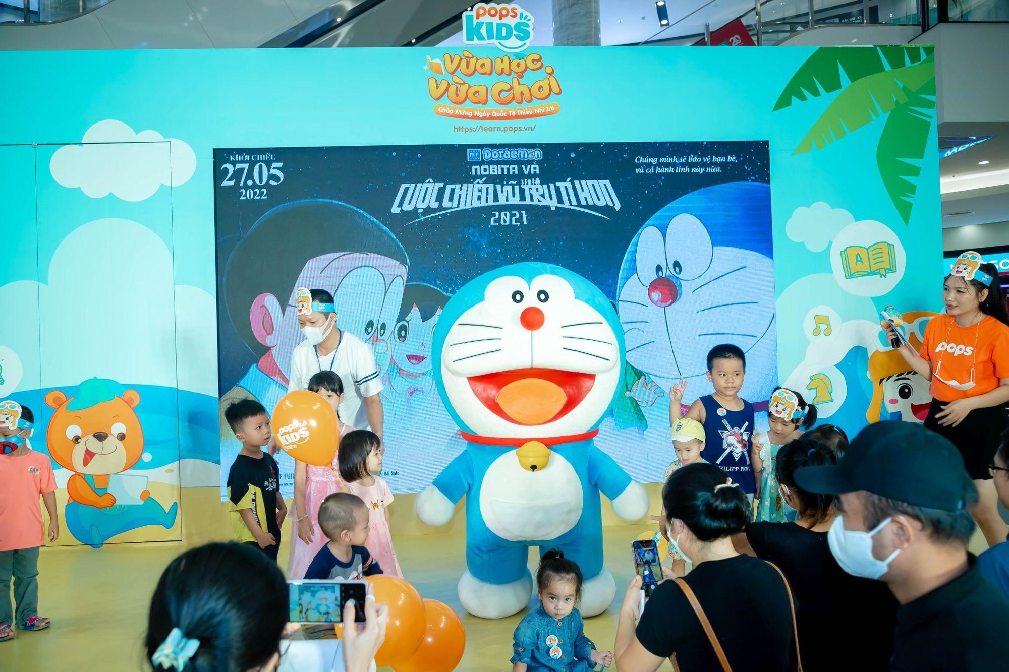 Trẻ vui “quên đường về” với đội quân Pikachu, mèo ú Doraemon dịp 1/6 - Ảnh 3. Trẻ vui “quên đường về” với đội quân Pikachu, mèo ú Doraemon dịp 1/6 - Ảnh 3.