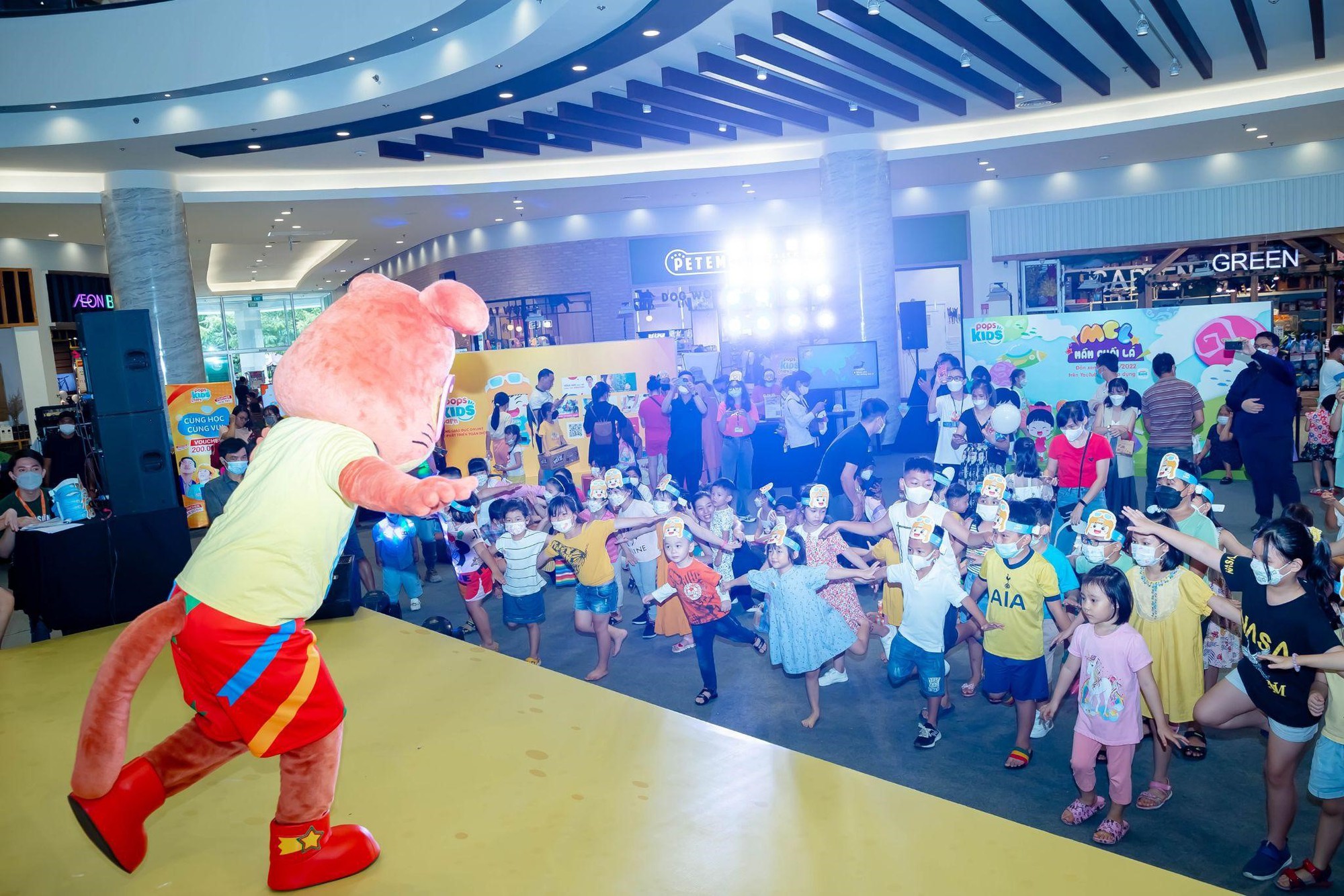 Trẻ vui “quên đường về” với đội quân Pikachu, mèo ú Doraemon dịp 1/6 - Ảnh 5. Trẻ vui “quên đường về” với đội quân Pikachu, mèo ú Doraemon dịp 1/6 - Ảnh 5.