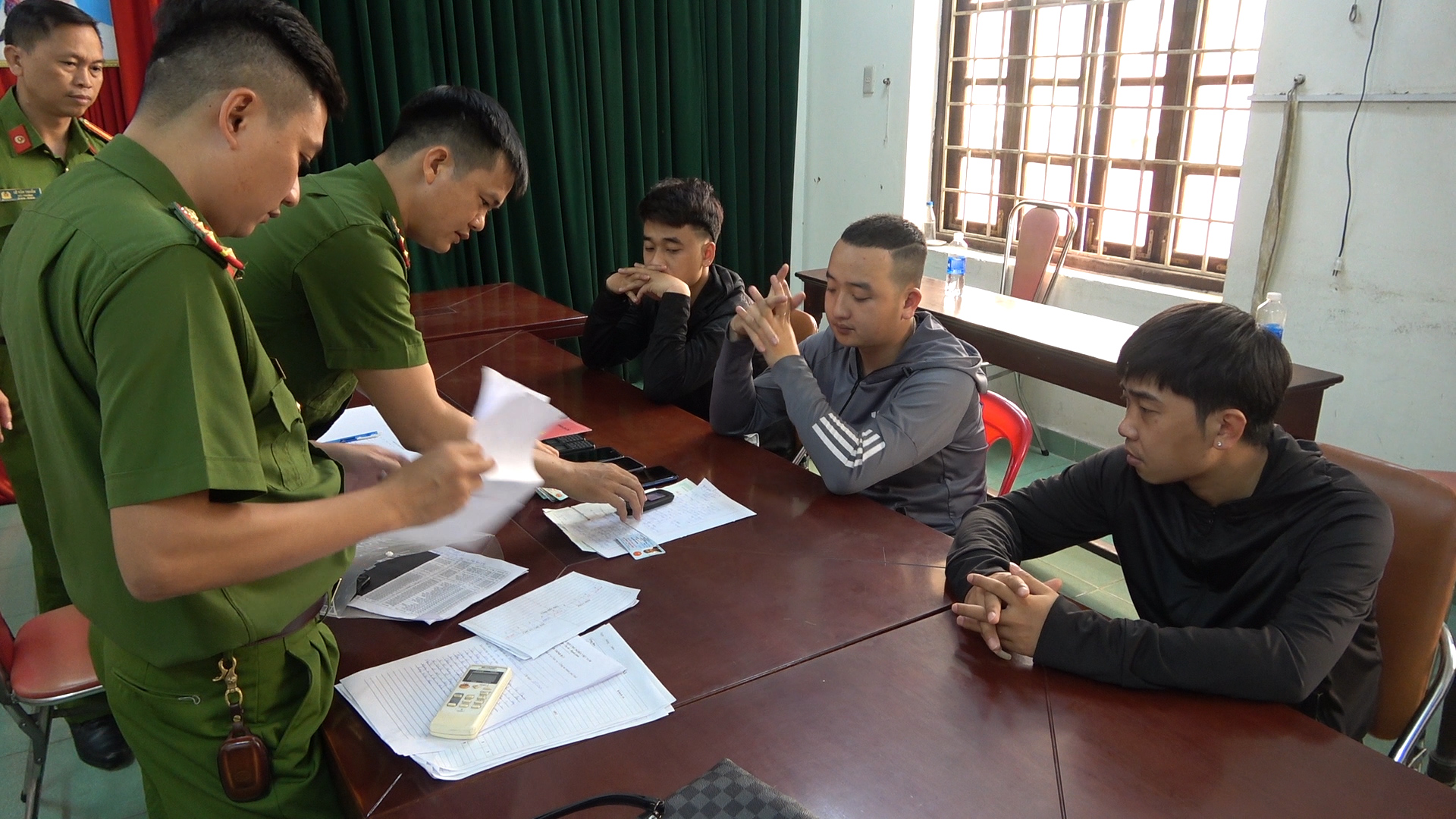 Nhóm đối tượng từ Hải Phòng vào Huế cho hàng loạt người vay nặng lãi - Ảnh 1.