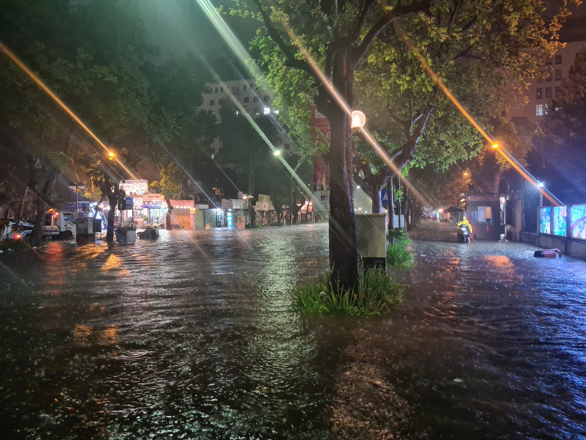 Mưa lớn, Hà Nội lại ngập nặng - Ảnh 8.