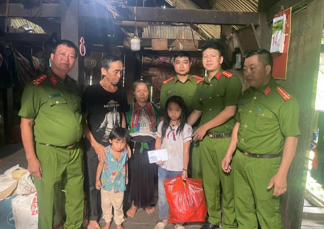 Mường Tè: Triển khai Mô hình "Con nuôi Công an xã" - Ảnh 1. Mường Tè: Triển khai Mô hình "Con nuôi Công an xã" - Ảnh 1.
