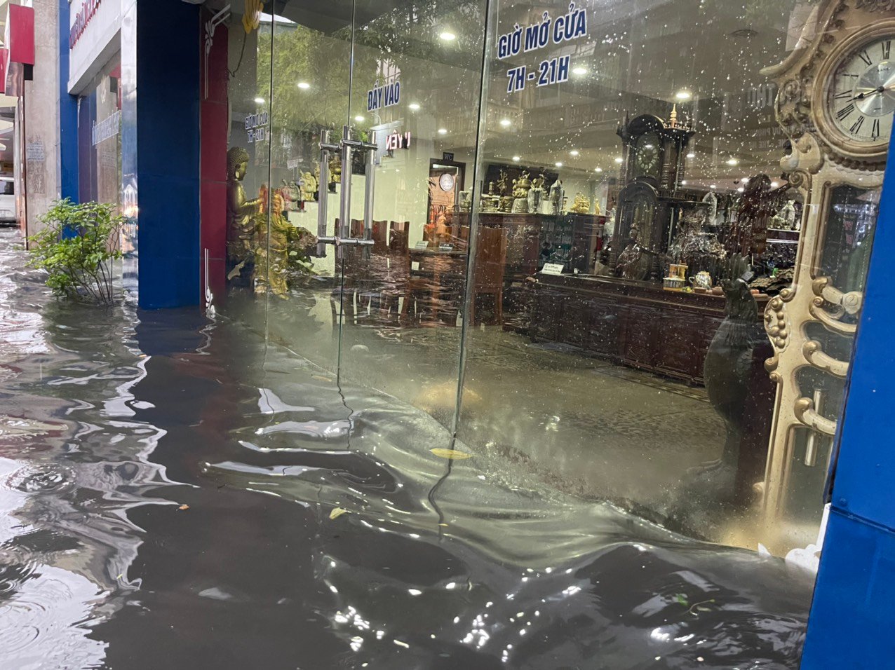 Vì sao ngập lụt ở Hà Nội ngày càng nghiêm trọng? - Ảnh 1.