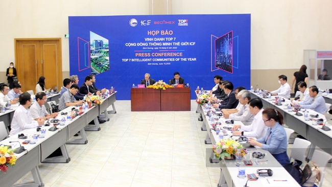 Buổi họp báo về sự kiện vinh danh Top 7 cộng đồng thông minh thế giới năm 2022, tổ chức tại Bình Dương. Ảnh: Nguyên Vỹ