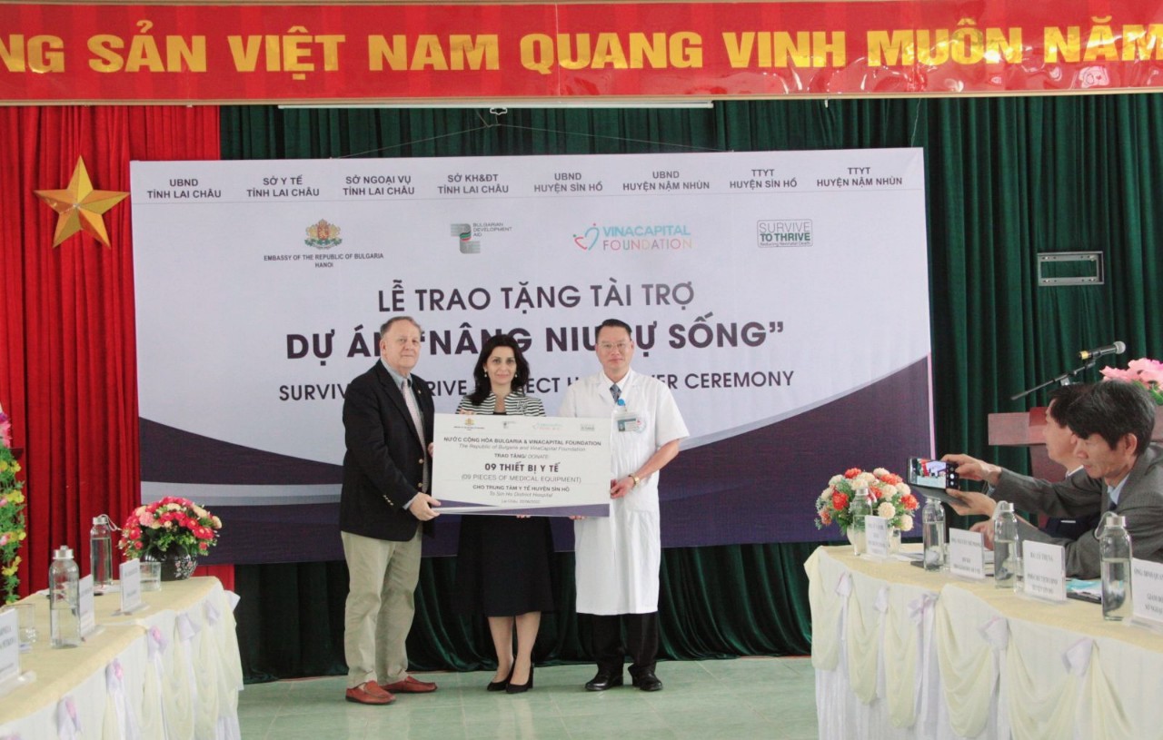 Lai Châu: Trao tặng 18 thiết bị chăm sóc trẻ sơ sinh cho Trung tâm Y tế huyện Sìn Hồ, Nậm Nhùn - Ảnh 1. Lai Châu: Trao tặng 18 thiết bị chăm sóc trẻ sơ sinh cho Trung tâm Y tế huyện Sìn Hồ, Nậm Nhùn - Ảnh 1.