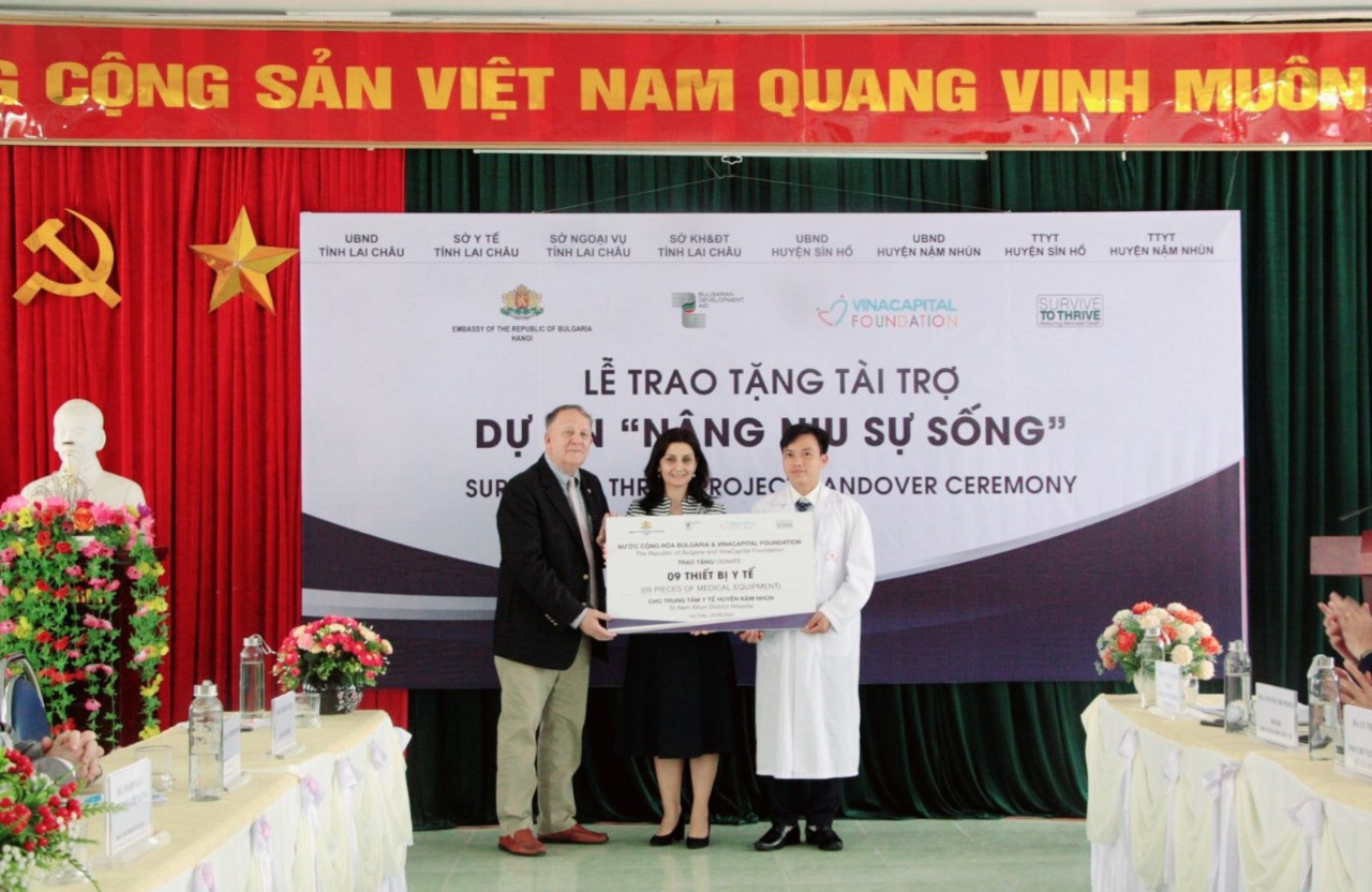 Lai Châu: Trao tặng 18 thiết bị chăm sóc trẻ sơ sinh cho Trung tâm Y tế huyện Sìn Hồ, Nậm Nhùn - Ảnh 2. Lai Châu: Trao tặng 18 thiết bị chăm sóc trẻ sơ sinh cho Trung tâm Y tế huyện Sìn Hồ, Nậm Nhùn - Ảnh 2.