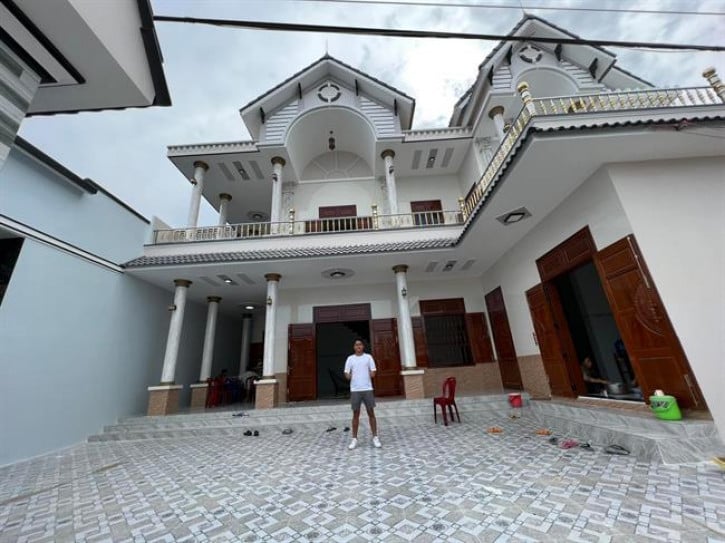 6 tháng kiếm &quot;bộn tiền&quot;, Dụng Quang Nho xây &quot;biệt thự&quot; tặng bố mẹ - Ảnh 3.
