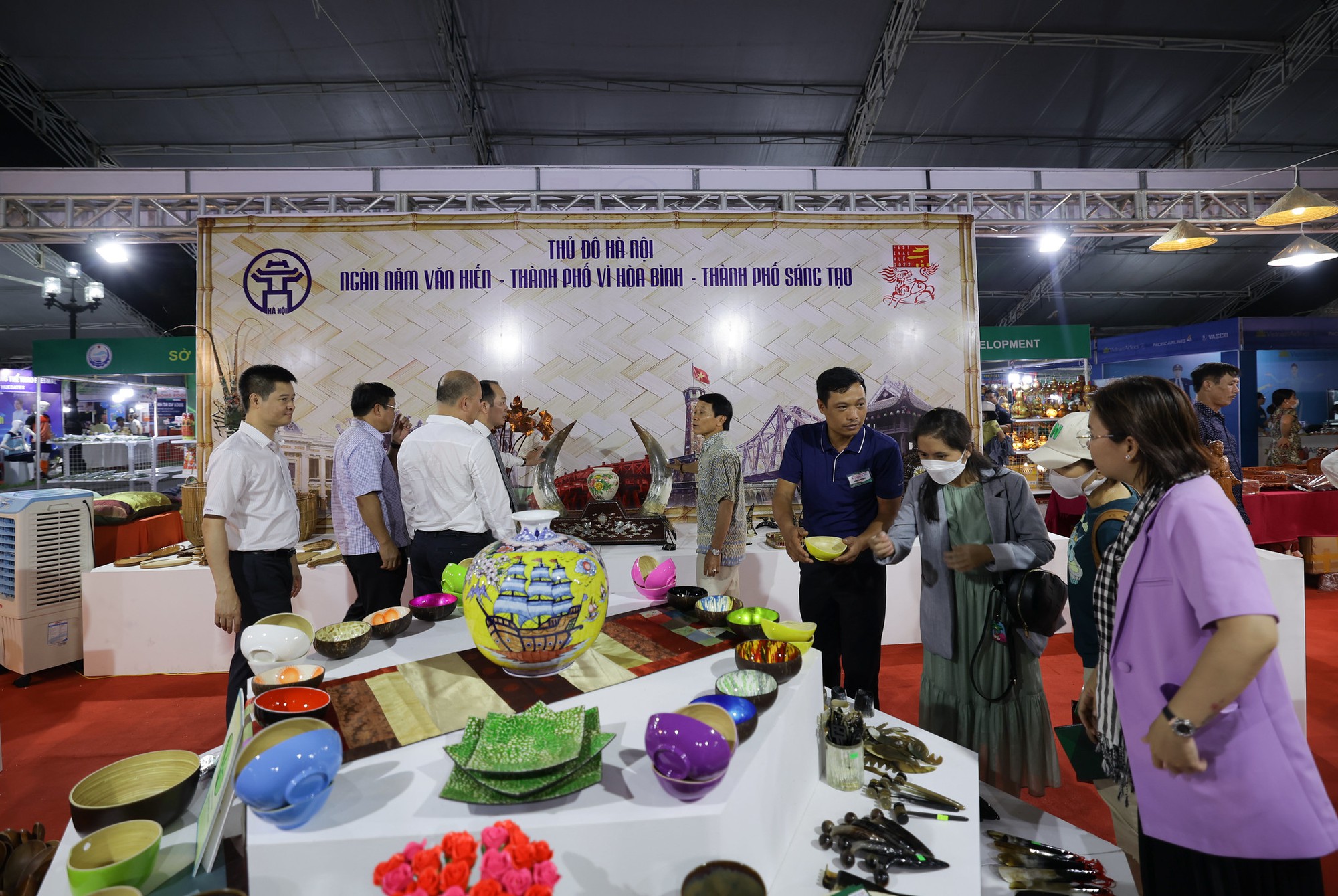 Hội chợ thương mại Festival Huế 2022 quy tụ 350 gian hàng của hơn 200 doanh nghiệp - Ảnh 1. Hội chợ thương mại Festival Huế 2022 quy tụ 350 gian hàng của hơn 200 doanh nghiệp - Ảnh 1.