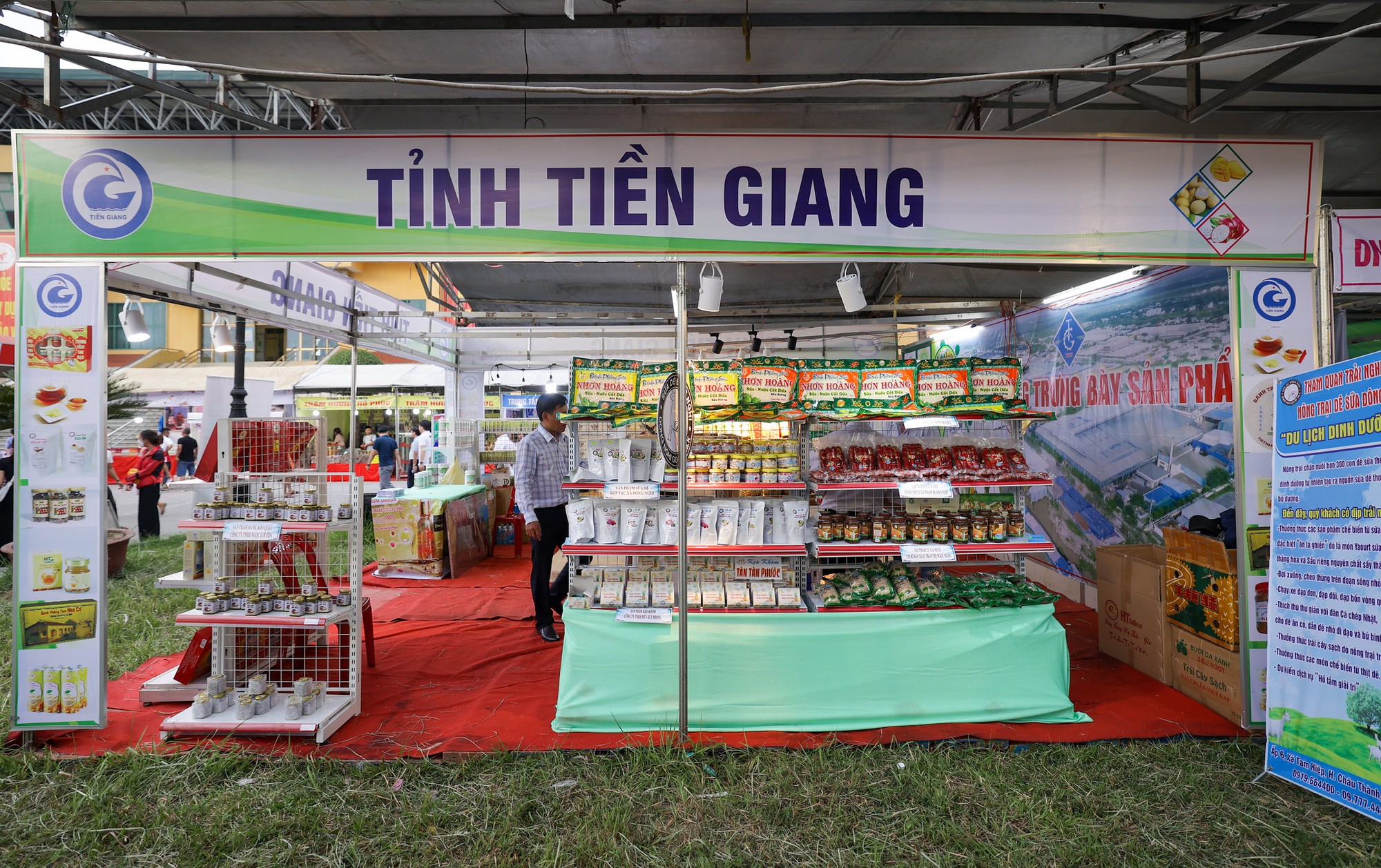 Hội chợ thương mại Festival Huế 2022 quy tụ 350 gian hàng của hơn 200 doanh nghiệp - Ảnh 2. Hội chợ thương mại Festival Huế 2022 quy tụ 350 gian hàng của hơn 200 doanh nghiệp - Ảnh 2.