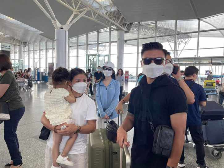 Quang Hải chính thức lên đường sang Pháp kiểm tra y tế - Ảnh 1.