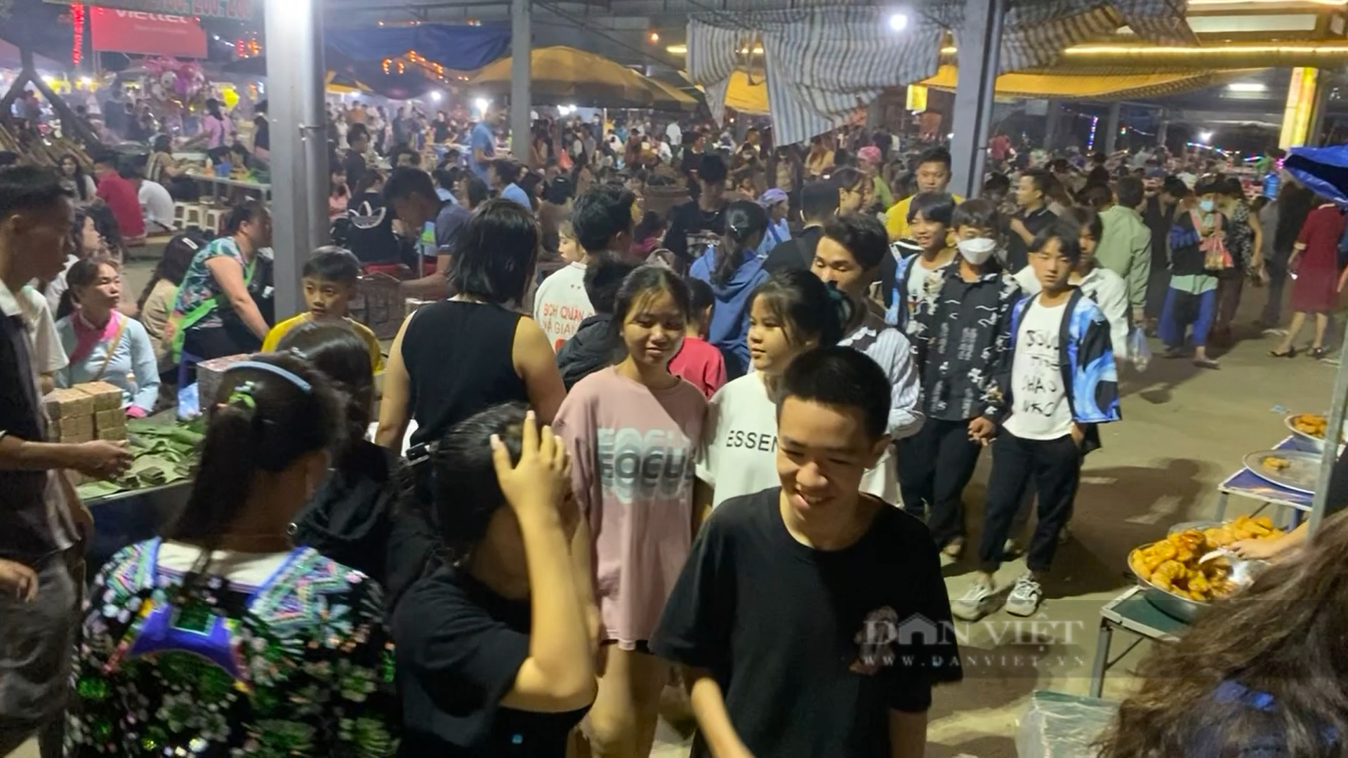 Đặc sắc Chợ đêm San Thàng – Thưởng thức món thắng cố ngựa, phở chua   - Ảnh 4.