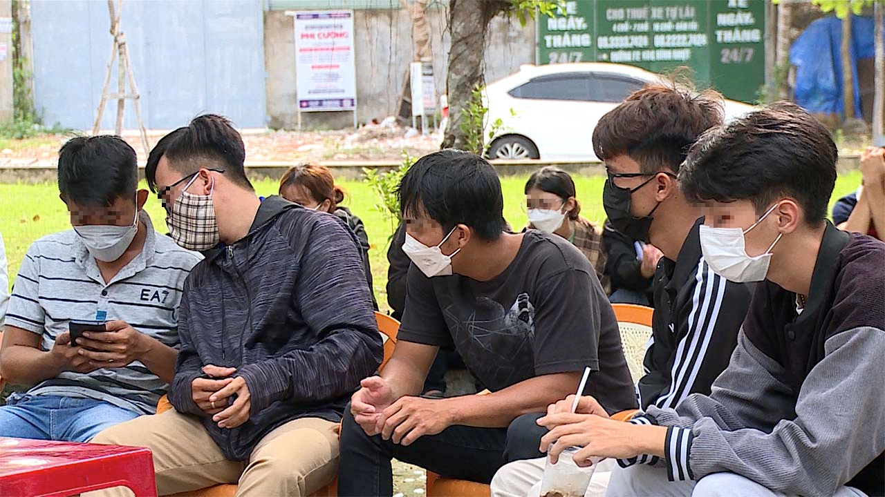 Loạt sinh viên ở Cần Thơ bỗng dưng lâm vào cảnh nợ nần - Ảnh 1.