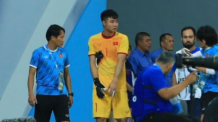 Thủ môn Văn Toản chấn thương nặng, nguy cơ chia tay VCK U23 châu Á 2022 - Ảnh 2.