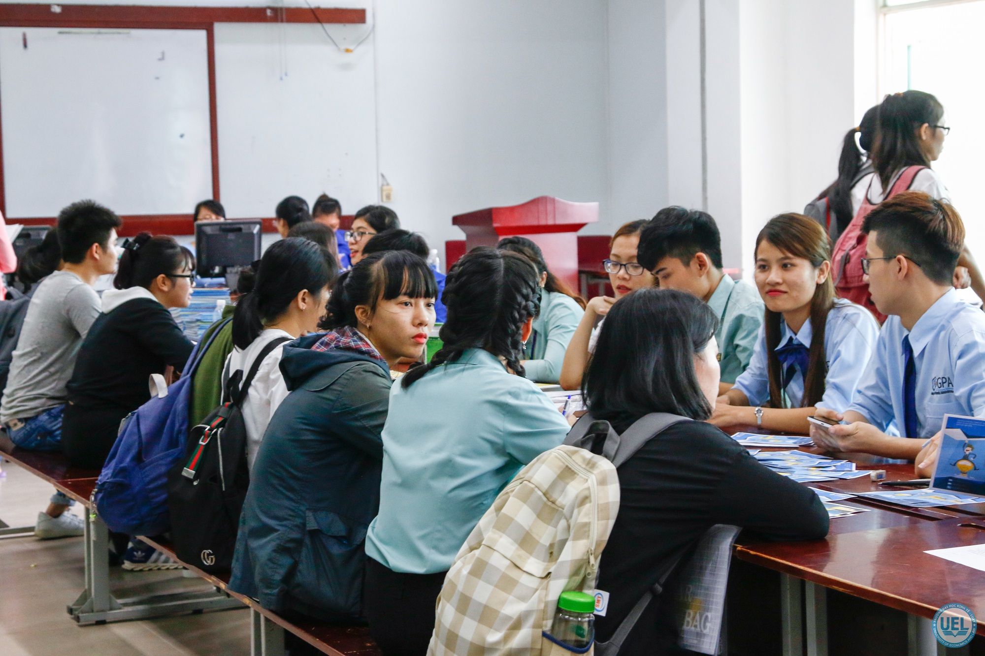 Nhiều bất ngờ với mức điểm đủ điều kiện trúng tuyển năm 2022 của Trường Đại học Kinh tế - Luật - Ảnh 1.