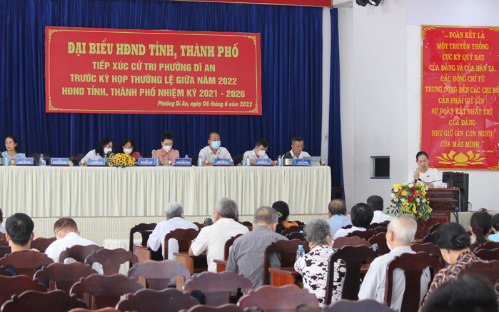 Buổi tiếp xúc của đại biểu HĐND tỉnh và HĐND TP.Dĩ An với cử tri phường Dĩ An. Ảnh: Trần Khánh