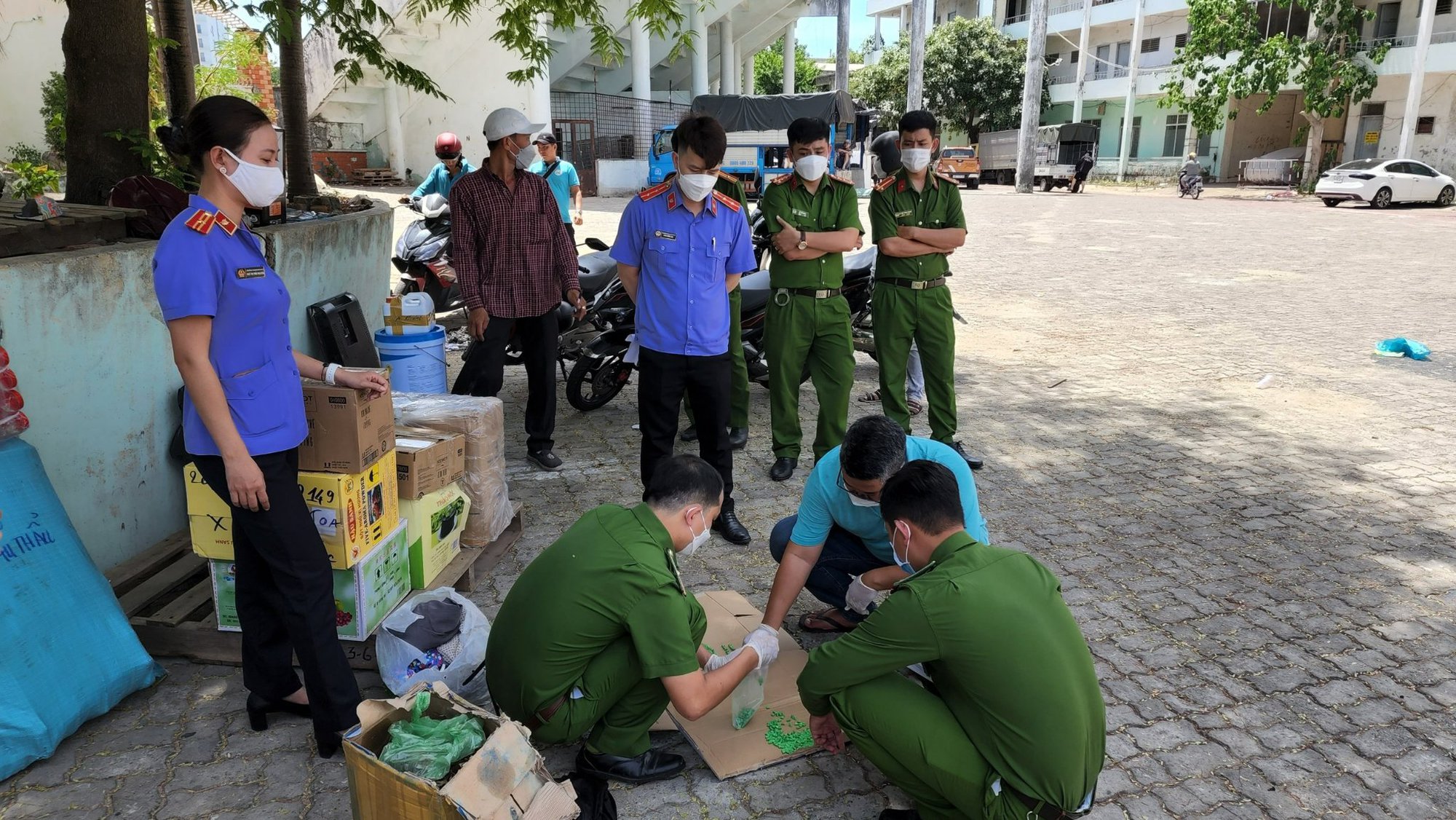 Bí mật bên trong gói mì tôm, snack vừa bị triệt phá tại Đà Nẵng - Ảnh 3.