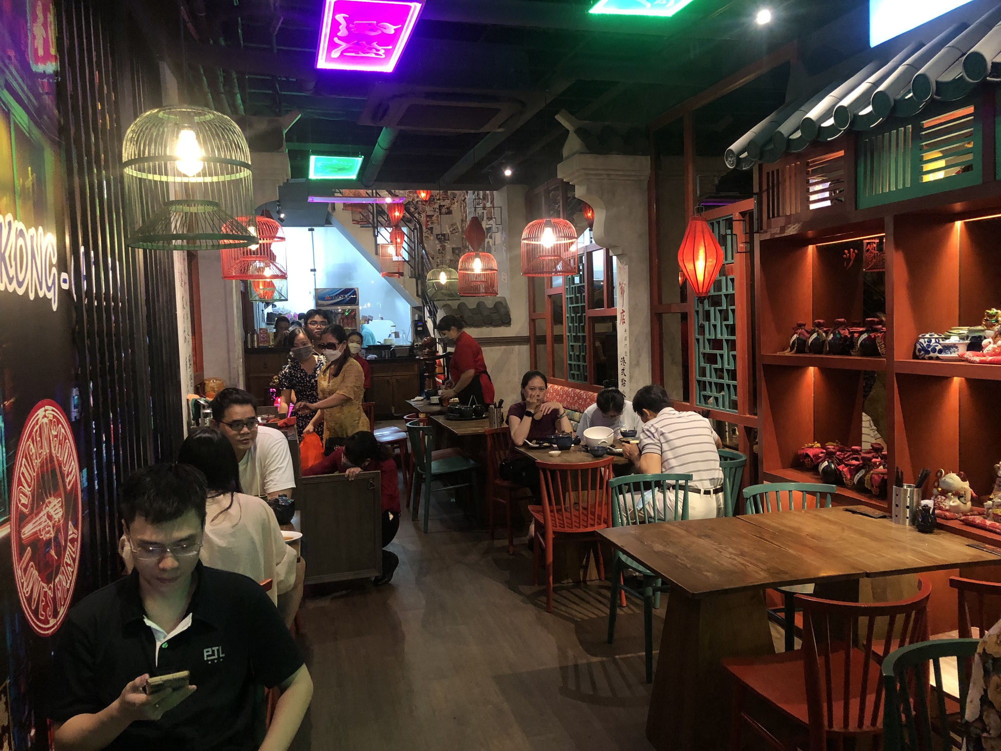 Không gian quán mang đặc sắc nét Trung Hoa.