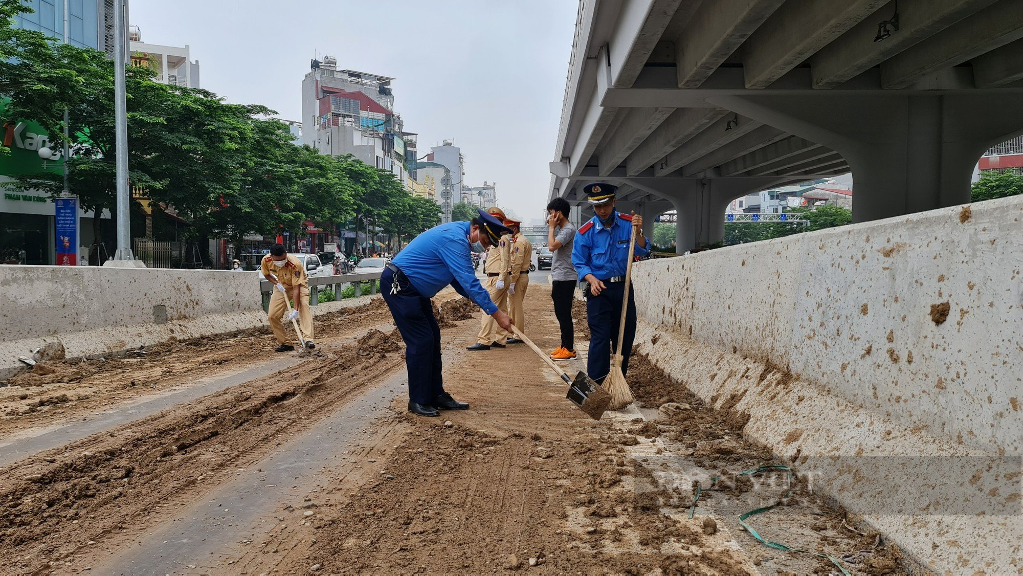 Xe tải đổ đất đầy lối lên đường vành đai 3 ở Hà Nội có thể bị phạt 15 triệu đồng? - Ảnh 2.