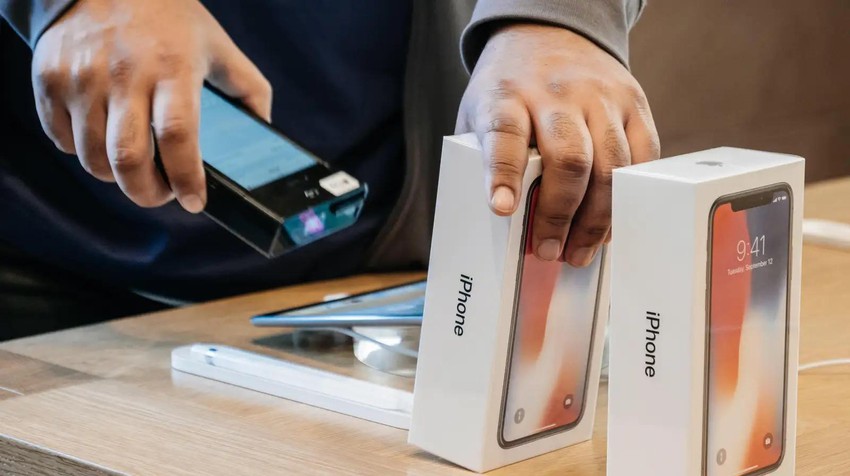 iPhone 11 64 GB giá chỉ còn 8,69 triệu đồng - Ảnh 1.