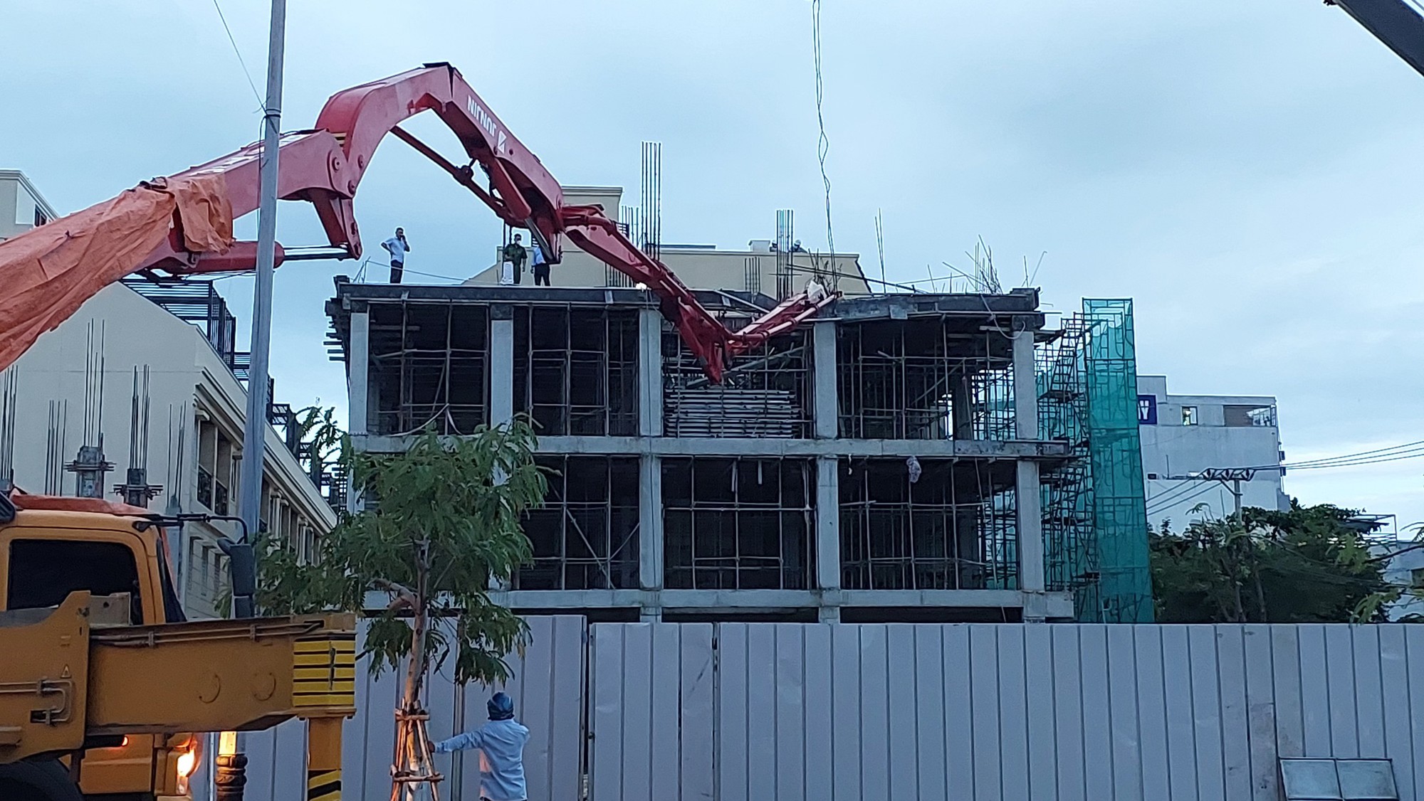 Đà Nẵng: Cần trục vòi phun bê tông bất ngờ gãy, ít nhất 3 người thương vong - Ảnh 1.