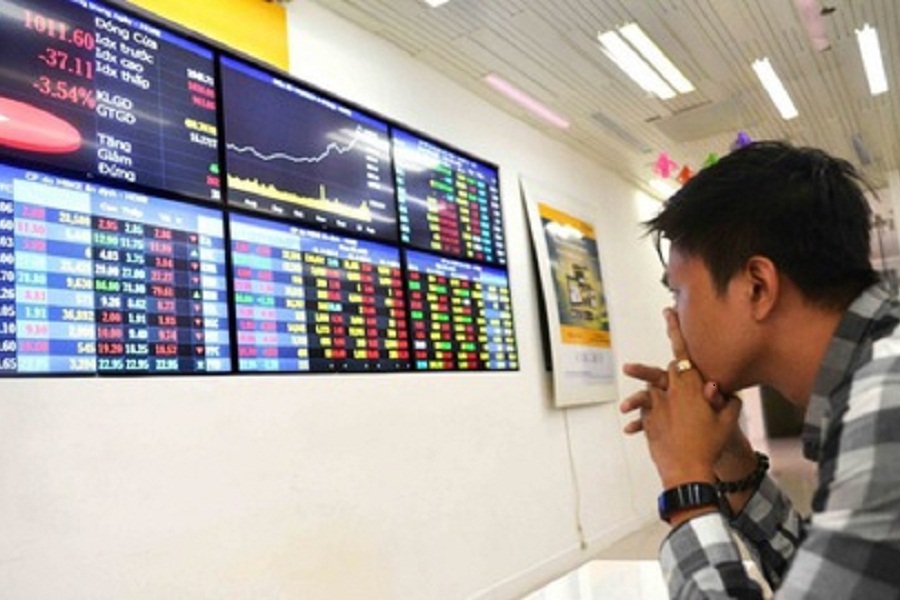 Nhóm cổ phiếu &quot;họ Vin&quot; và ngân hàng đè VN-Index ngay phiên đầu tuần - Ảnh 1.