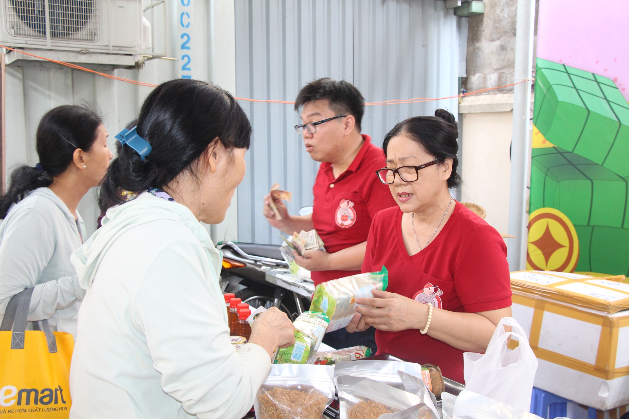 Người dân, doanh nghiệp “gồng” mình trước cơn bão giá - Ảnh 5.