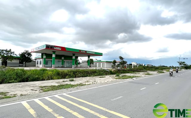 Quảng Ngãi: Cây xăng “mọc” trái phép ở vị trí vàng của thành phố? - Ảnh 1. Quảng Ngãi: Cây xăng “mọc” trái phép ở vị trí vàng của thành phố? - Ảnh 1.