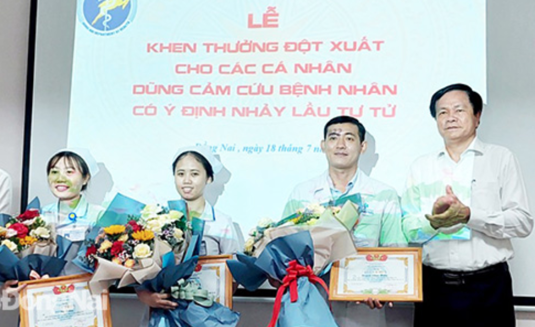 Tuyên dương bác sĩ, điều dưỡng liều mình cứu bệnh nhân nhảy lầu tự tử vì giận vợ - Ảnh 1.