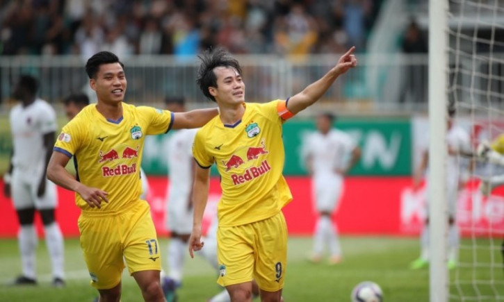 Văn Toàn lập &quot;cú đúp&quot;, HAGL áp sát ngôi đầu V.League - Ảnh 1.