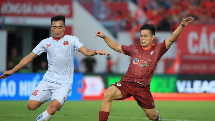 CĐV Hải Phòng nhổ nước bọt vào mặt trọng tài bị phạt nặng - Ảnh 2.